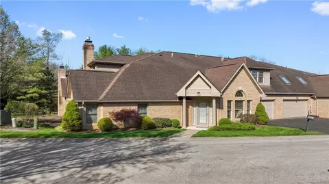 320 Village Green Dr, Canonsburg, PA 15317