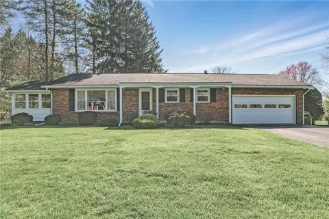 5 Hempfield Dr, Greenville, PA 16125