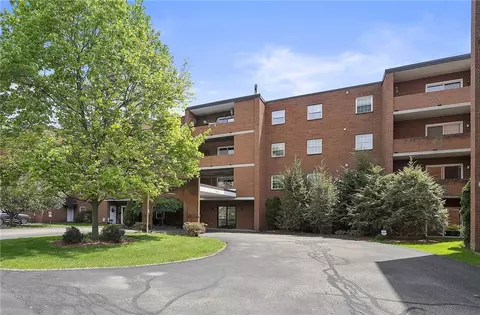 2850 Edgecliff Rd #18, New Kensington, PA 15068