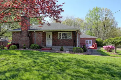 5 Lilac Rd, New Castle, PA 16105