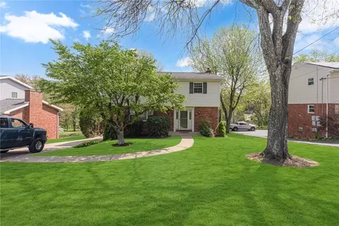 61 Norfolk Dr, Coraopolis, PA 15108