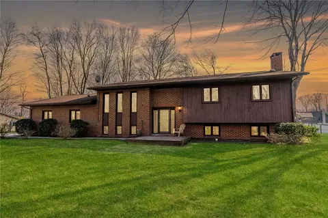 440 Steiner Bridge Rd, Valencia, PA 16059