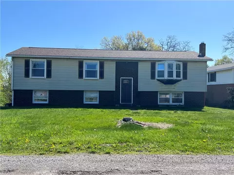 300 Center Manor Dr, Monaca, PA 15061