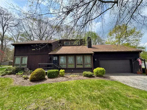 46 E Glenora Dr, Grove City, PA 16127
