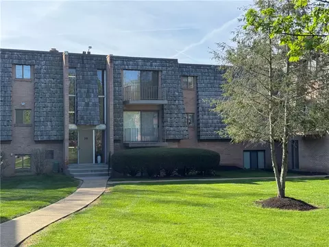 1632 Forest Green Dr, Coraopolis, PA 15108
