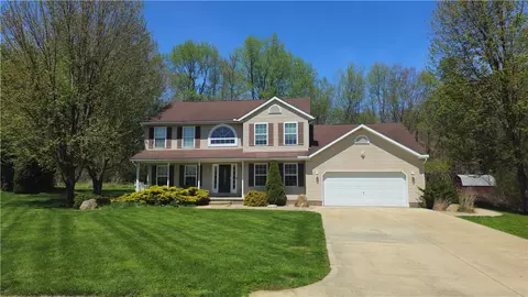 18 Blackberry Ln, Grove City, PA 16127