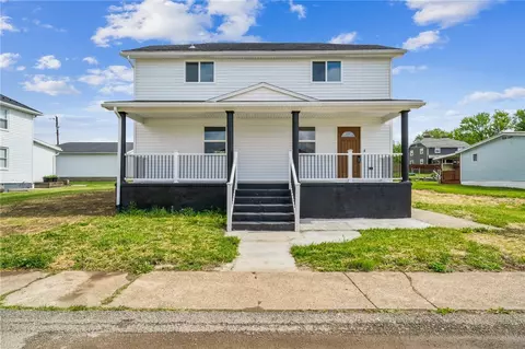 5577 5th St, Grindstone, PA 15442