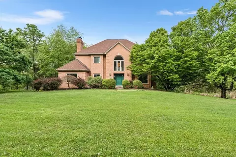 106 Briar Hill Dr, Zelienople, PA 16063