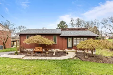 1671 Charlton Heights Rd, Moon Township, PA 15108