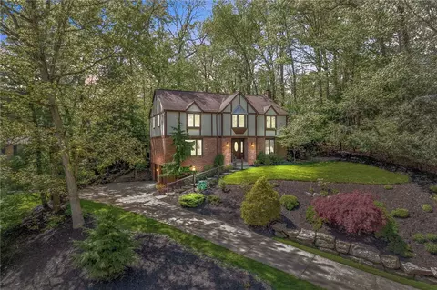 2290 Salem Dr, Pittsburgh, PA 15237
