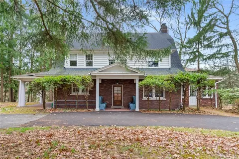 126 Oakford Park Rd, Jeannette, PA 15644