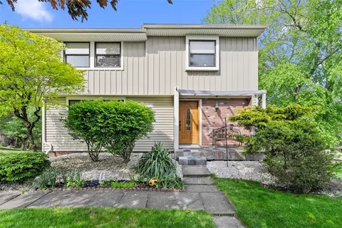 2880 Willowick Ct, Bridgeville, PA 15017