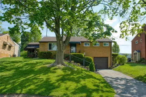 423 Nantucket Dr, Pleasant Hills, PA 15236