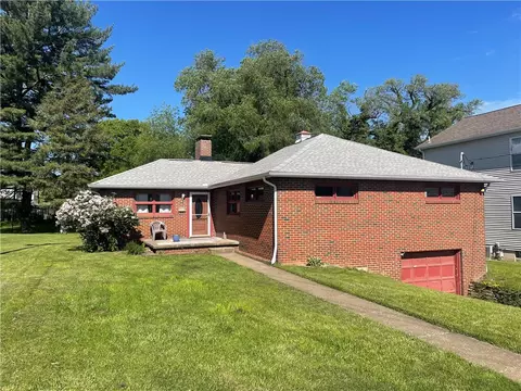 21 Country Club Blvd, Uniontown, PA 15401