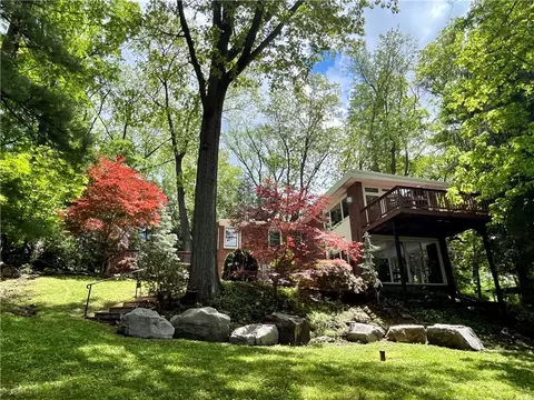 2566 Lindenwood Dr, Pittsburgh, PA 15241