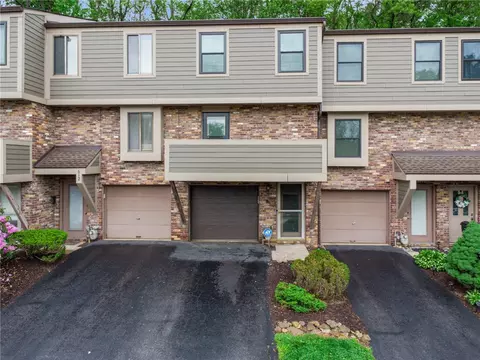 610 Arkwood Dr, Bethel Park, PA 15102