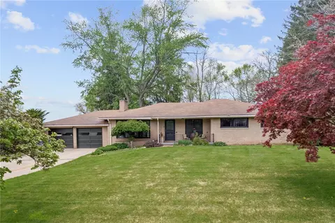 624 Morningstar Dr, Ellwood City, PA 16117