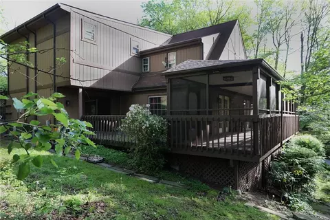 107 Great Oaks Dr, Coraopolis, PA 15108