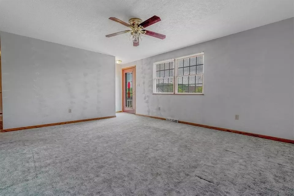 Living - 4225 Stratford Dr, Irwin, PA 15642 photo 2 of 6
