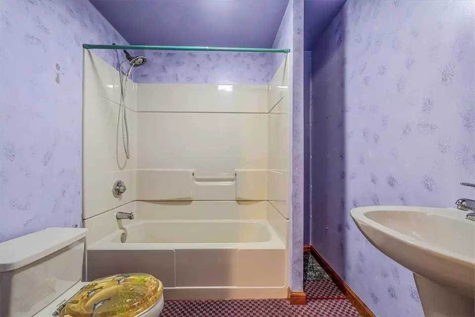 Bath - 4225 Stratford Dr, Irwin, PA 15642 photo 3 of 3