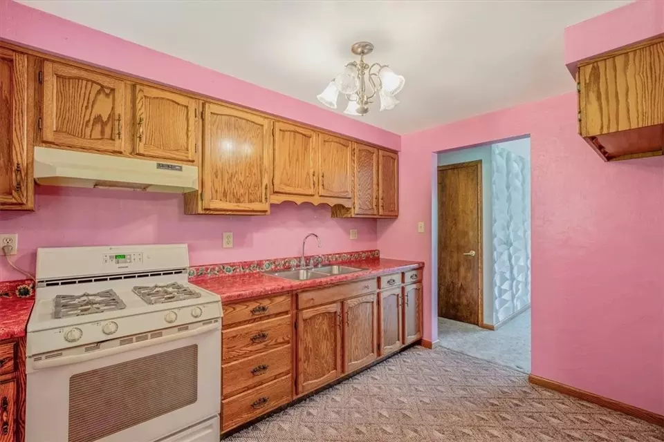 Kitchen - 4225 Stratford Dr, Irwin, PA 15642 photo 4 of 4