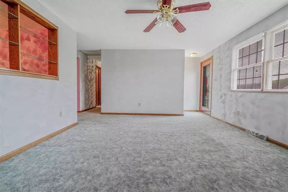 Living - 4225 Stratford Dr, Irwin, PA 15642 photo 4 of 6