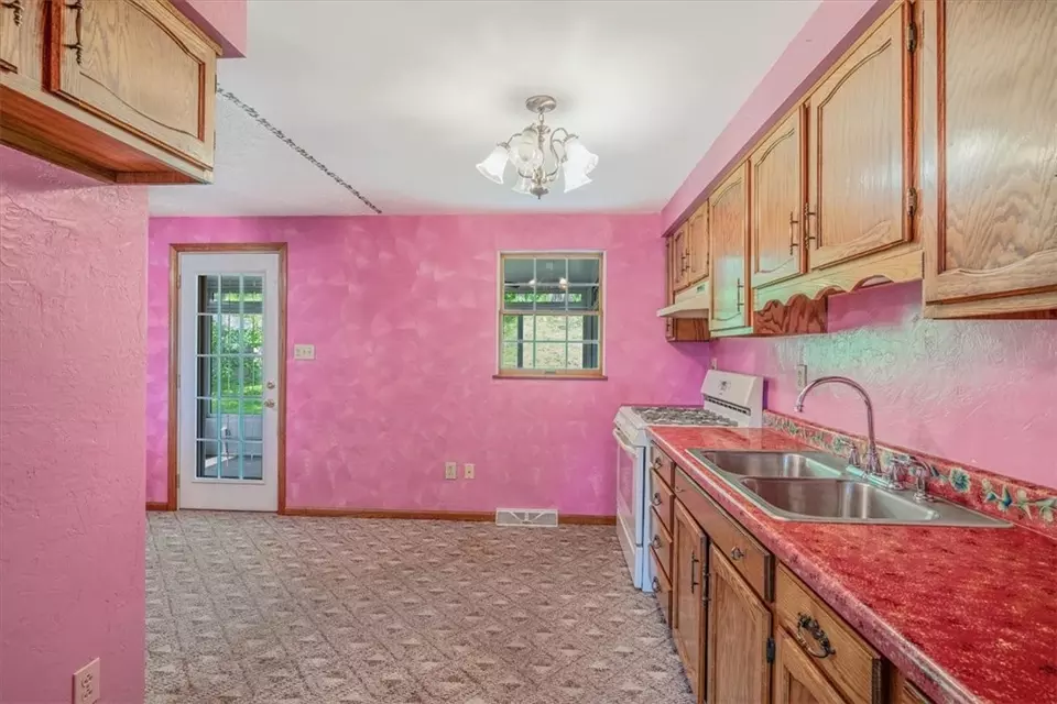 Kitchen - 4225 Stratford Dr, Irwin, PA 15642 photo 3 of 4