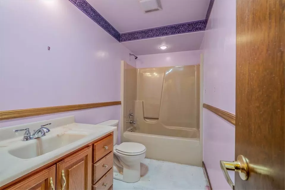 Bath - 4225 Stratford Dr, Irwin, PA 15642 photo 1 of 3