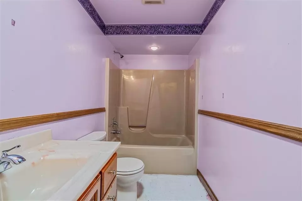 Bath - 4225 Stratford Dr, Irwin, PA 15642 photo 2 of 3