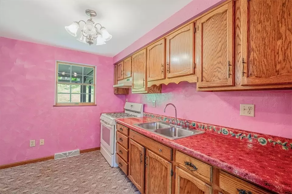 Kitchen - 4225 Stratford Dr, Irwin, PA 15642 photo 2 of 4