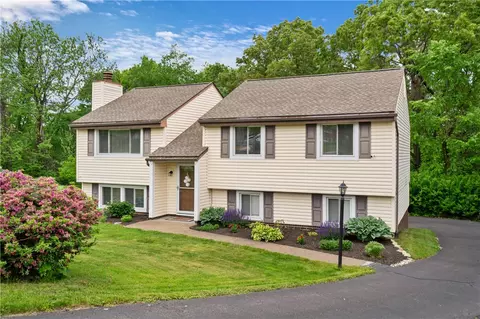 15 Fawnridge Dr, Mckees Rocks, PA 15136