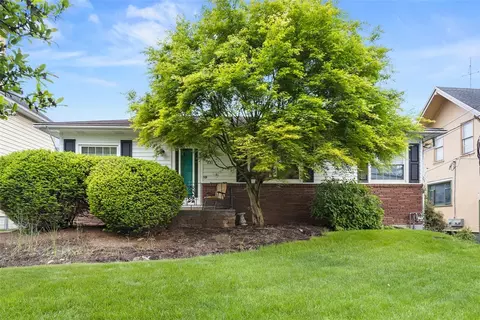 830 W Pike St, Houston, PA 15342