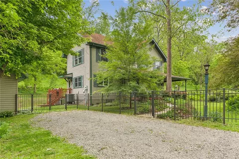 431 Scenic Dr, Daisytown, PA 15427