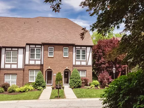 824 Kingsberry Cir, Pittsburgh, PA 15234