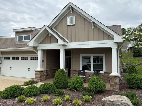 111 Sterling Oaks Dr, Trafford, PA 15085
