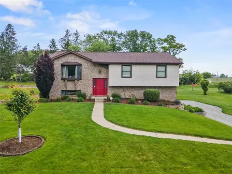 17 Victoria Dr, Finleyville, PA 15332