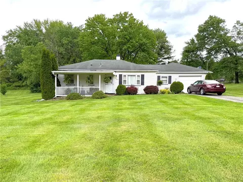 16 W Oakwood Way, New Castle, PA 16105