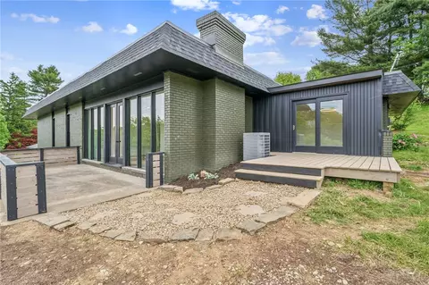 1574 Rostraver Rd, Belle Vernon, PA 15012