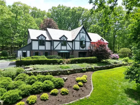 851 Chateau Dr, Ellwood City, PA 16117