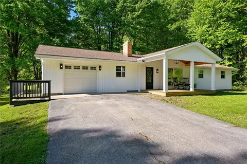 5890 Wise Rd, Hermitage, PA 16148