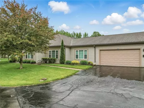 60 Stone Ridge Blvd, Hermitage, PA 16148