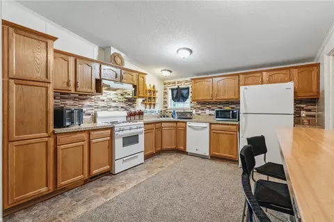 306 Evergreen Ct, Export, PA 15632 photo 3