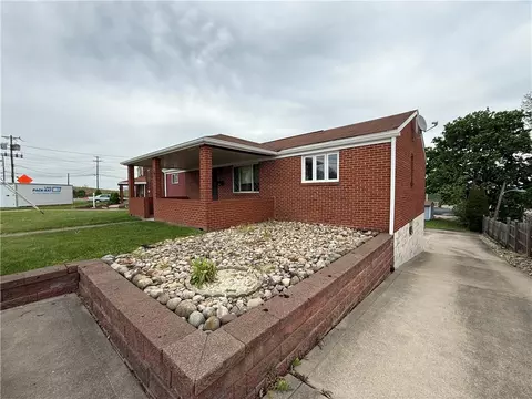 201 Lebanon Manor Dr, West Mifflin, PA 15122