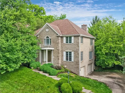15 Rosemont Ln, Pittsburgh, PA 15217
