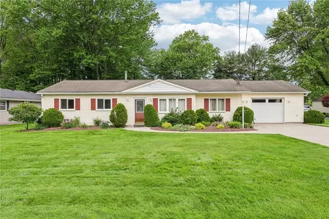 96 Concord Rd, Hermitage, PA 16148