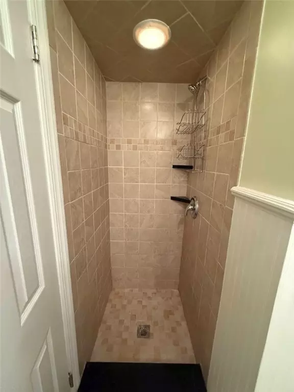 Bath - 230 Sherwood Dr, Cranberry Township, PA 16066 photo 3 of 5