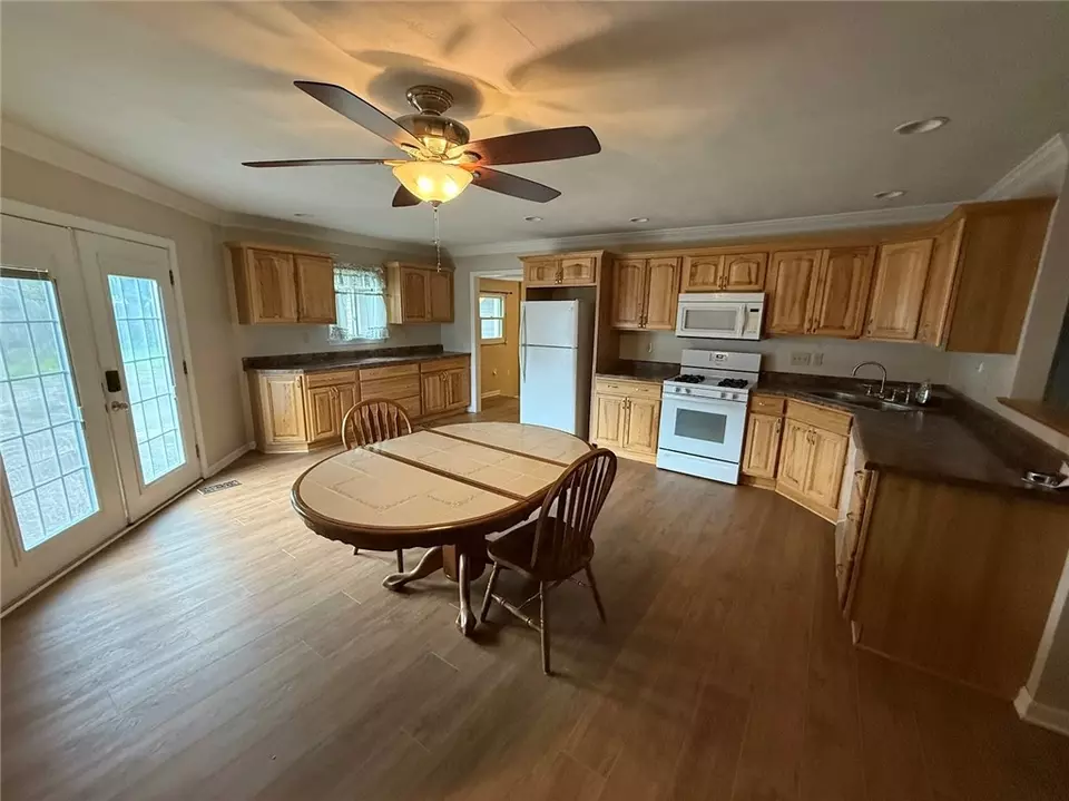 Kitchen - 230 Sherwood Dr, Cranberry Township, PA 16066 photo 2 of 3
