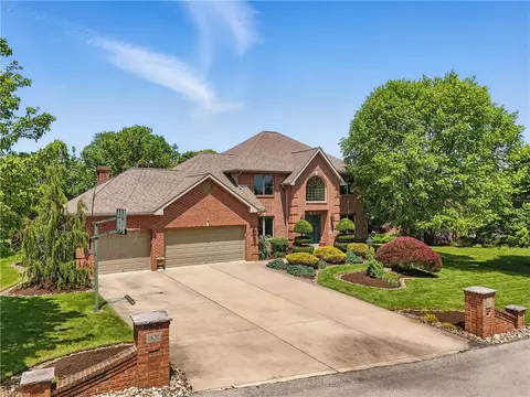 807 Rembrandt Cir, Irwin, PA 15642