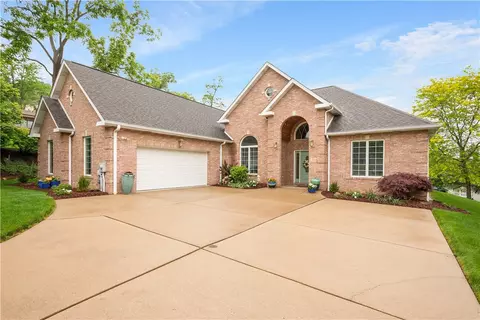 221 Red Oak Dr, Canonsburg, PA 15317