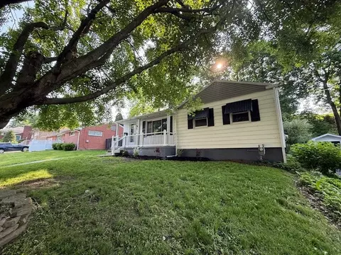 327 Mount Vernon Dr, Ellwood City, PA 16117